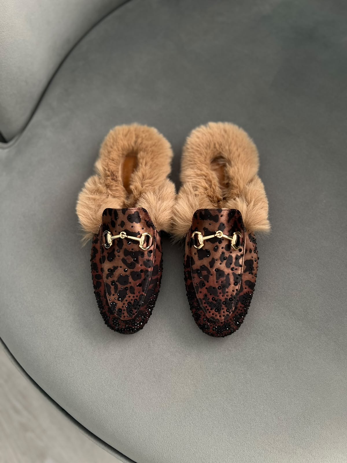 Leopar renk 36–43 numara arası, tam kalıp, süet taşlı kadın terlik. Şık taş detayları ve yumuşak kürk iç yapısıyla hem rahat hem gösterişli bir model.
