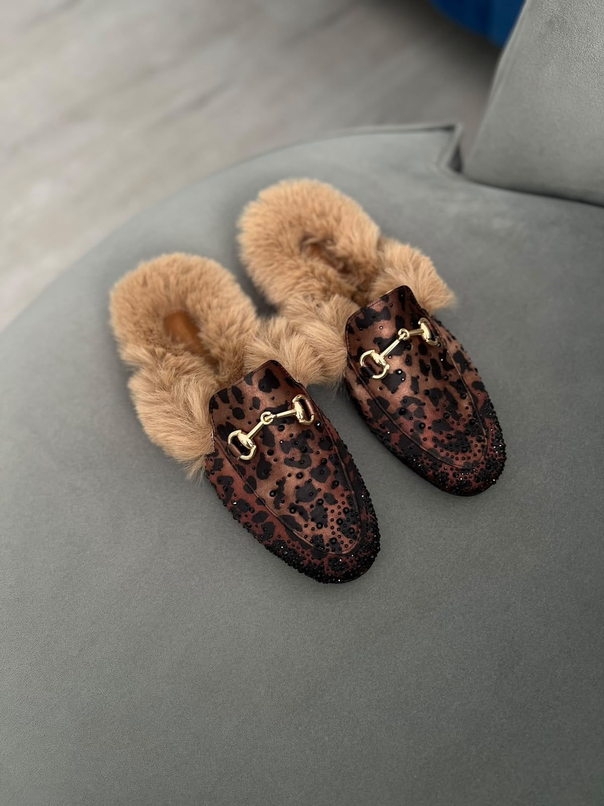 Leopar renk 36–43 numara arası, tam kalıp, süet taşlı kadın terlik. Şık taş detayları ve yumuşak kürk iç yapısıyla hem rahat hem gösterişli bir model.