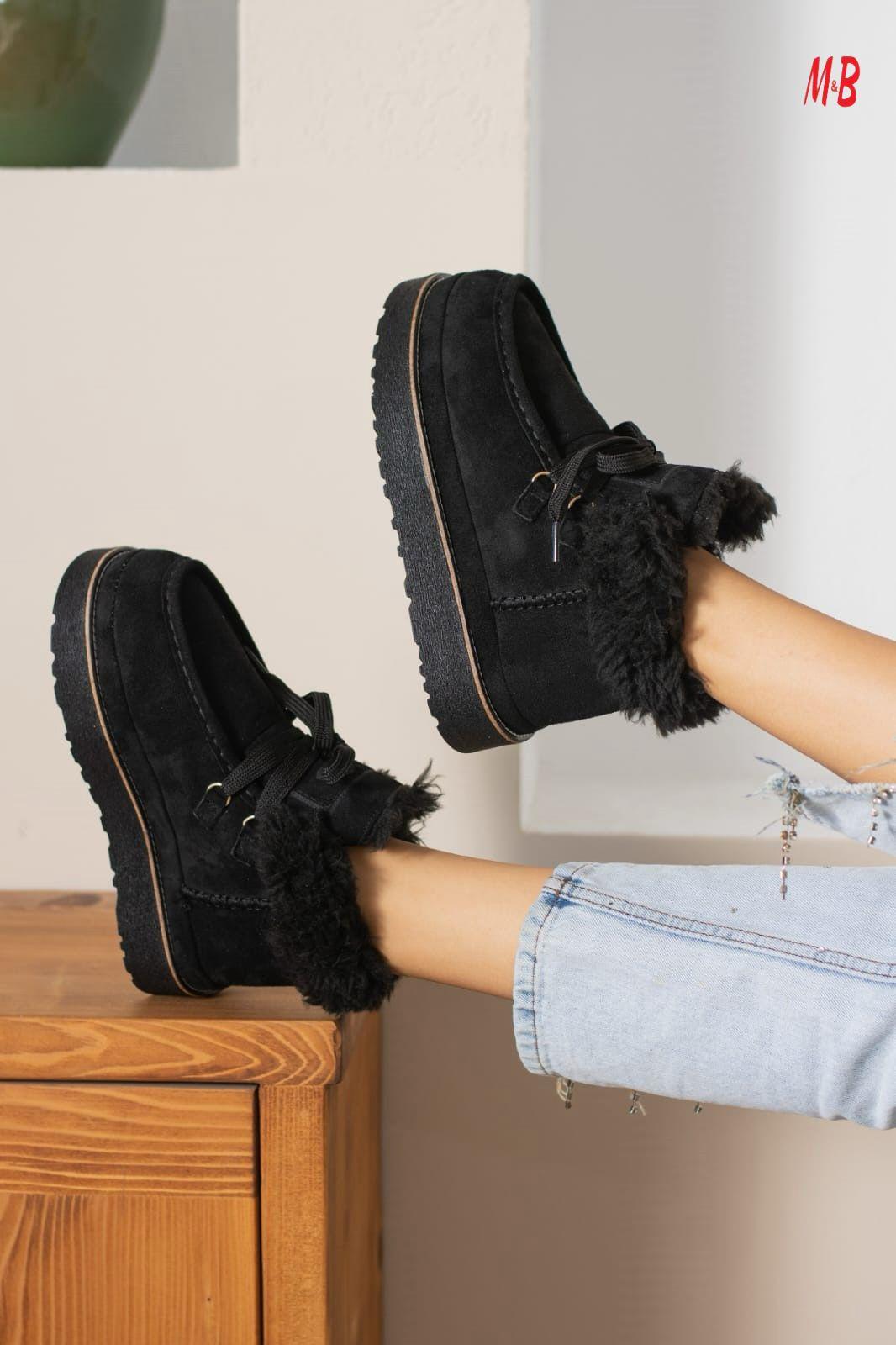 MİNİ SİYAH  BAĞCIKLI SÜET İÇİ KÜRKLÜ KALIN TABAN KADIN BOT