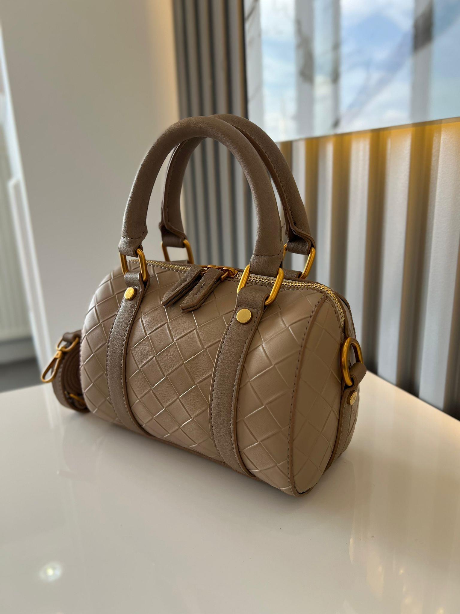 MAT KARE DESENLI VİZON RENK KADIN ÇANTA Yükseklik 13 cm genişlik 20 cm