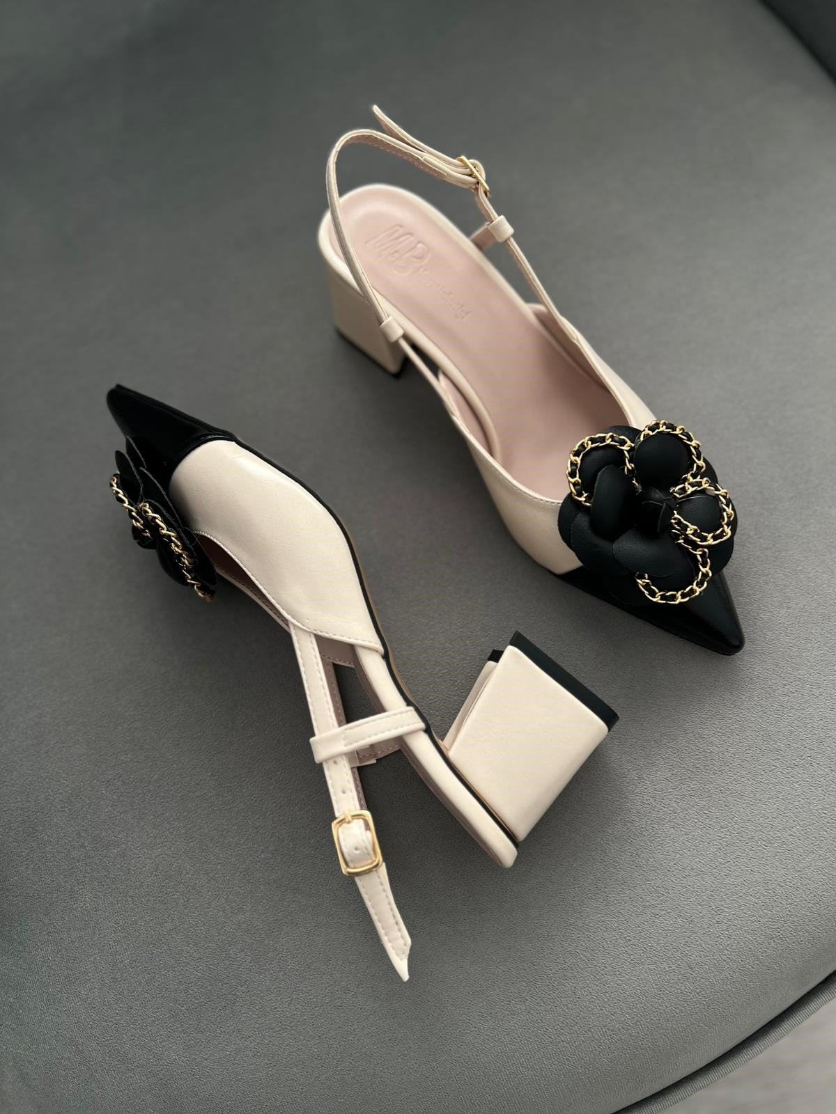 Siyah Çiçek ve Gold Zincir Detaylı Bej Renk Topuklu Ayakkabı