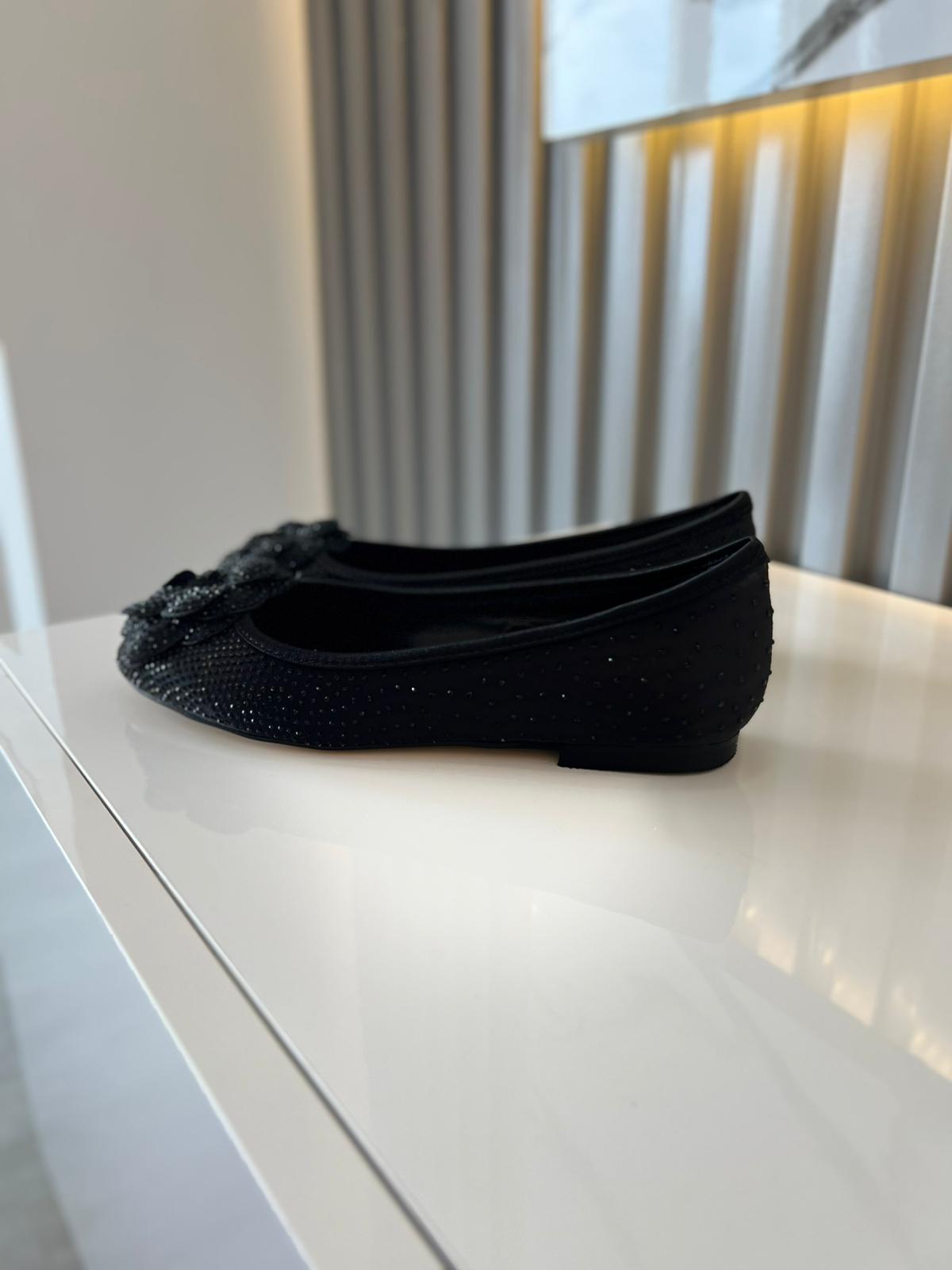 Siyah Renk 36–43 numara arası tam kalıp, tamamı taş işlemeli zarif çiçek detaylı babet. Şık davetler ve özel günler için göz alıcı bir model