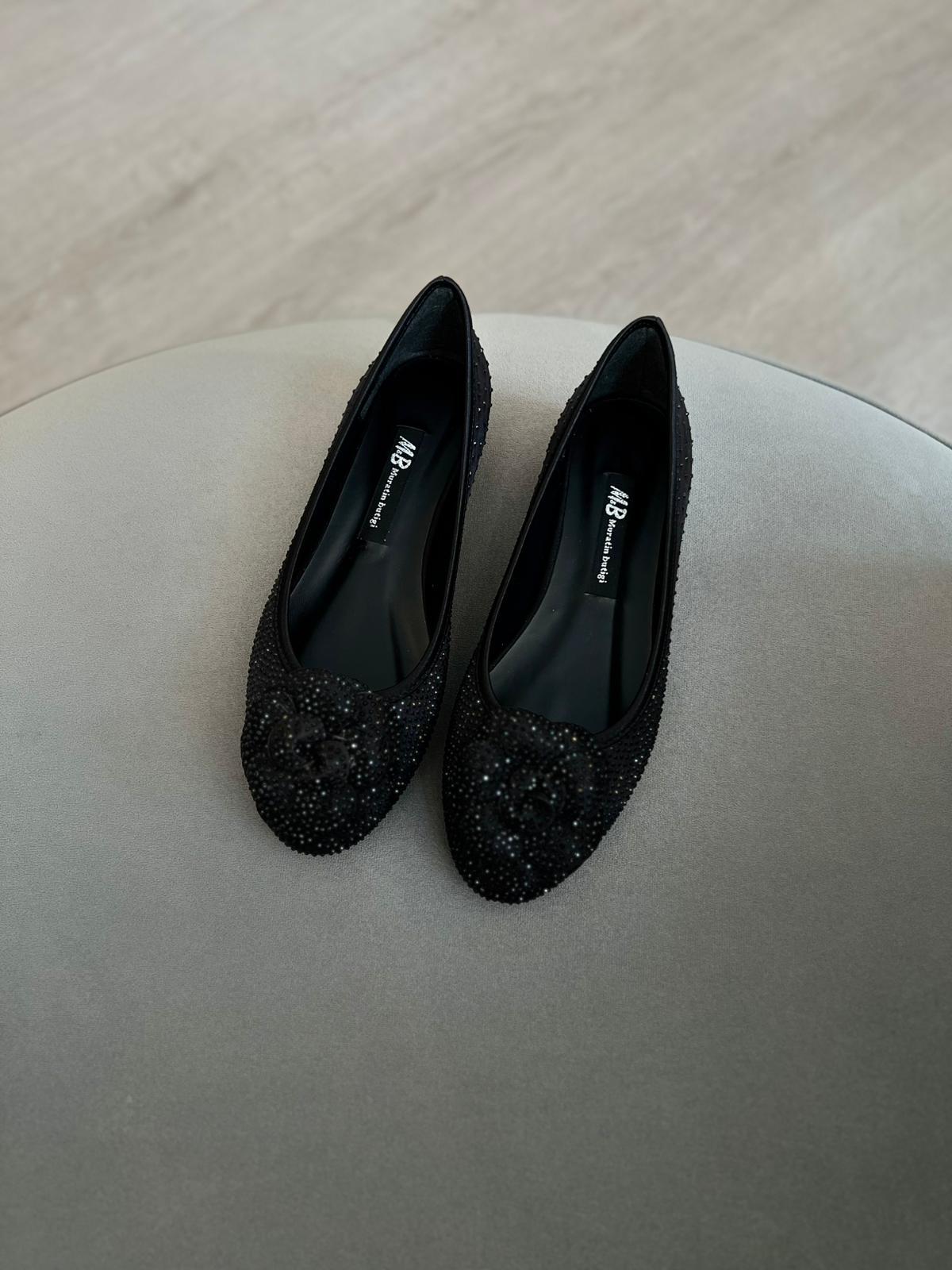 Siyah Renk 36–43 numara arası tam kalıp, tamamı taş işlemeli zarif çiçek detaylı babet. Şık davetler ve özel günler için göz alıcı bir model