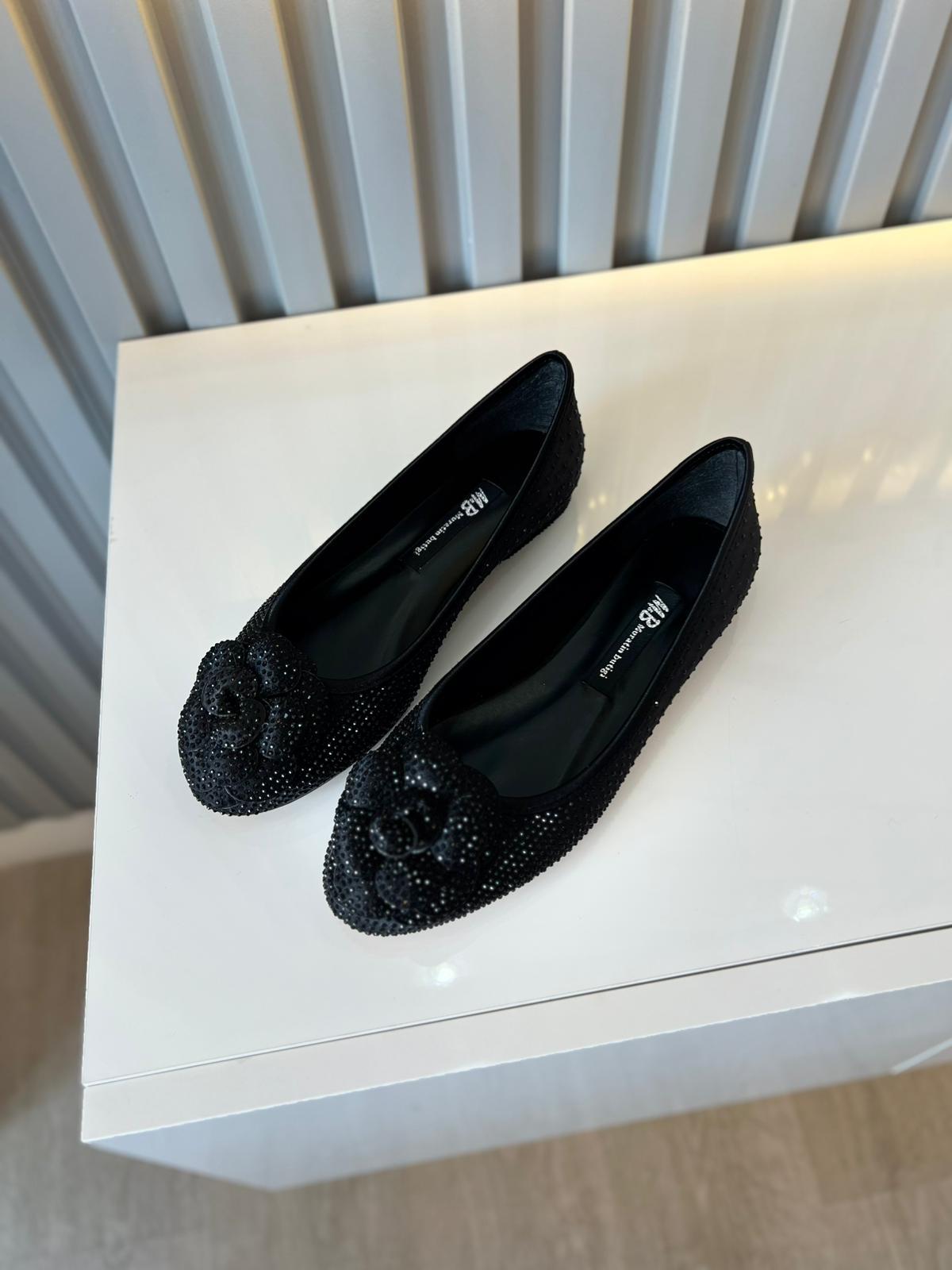 Siyah Renk 36–43 numara arası tam kalıp, tamamı taş işlemeli zarif çiçek detaylı babet. Şık davetler ve özel günler için göz alıcı bir model