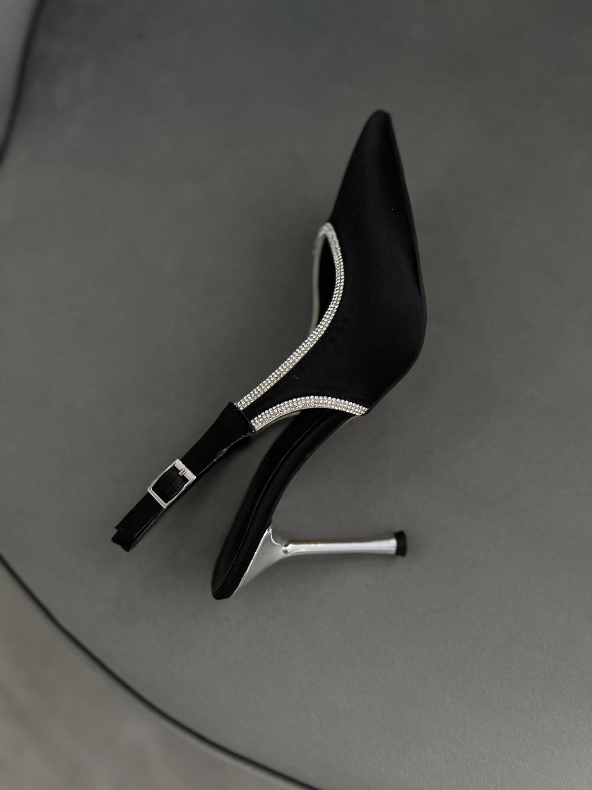 Siyah renk, taş detaylı sivri burun kadın stiletto. 9 cm topuklu, arka bantlı şık tasarım