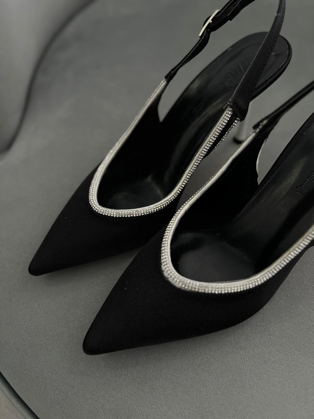 Siyah renk, taş detaylı sivri burun kadın stiletto. 9 cm topuklu, arka bantlı şık tasarım
