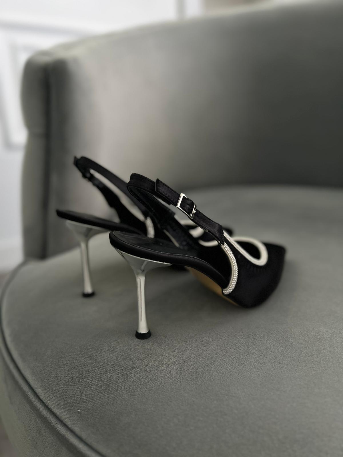 Siyah renk, taş detaylı sivri burun kadın stiletto. 9 cm topuklu, arka bantlı şık tasarım