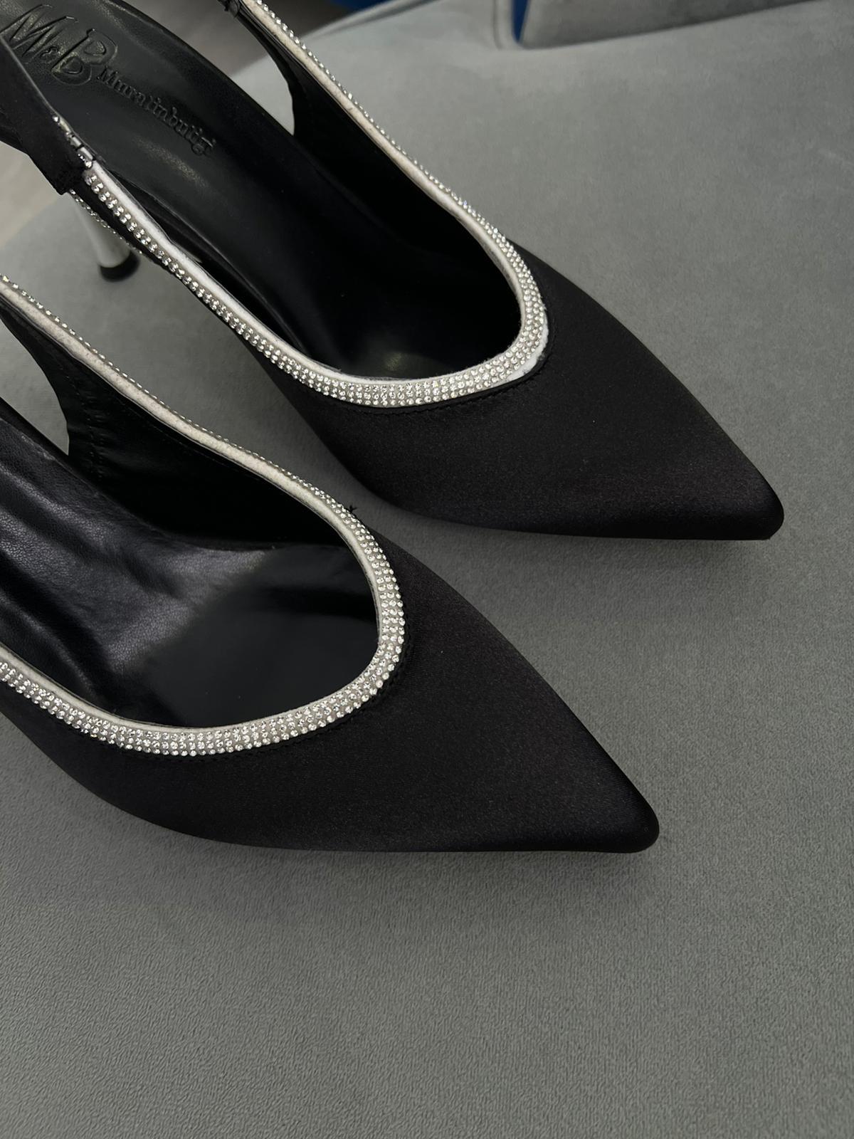 Siyah renk, taş detaylı sivri burun kadın stiletto. 9 cm topuklu, arka bantlı şık tasarım
