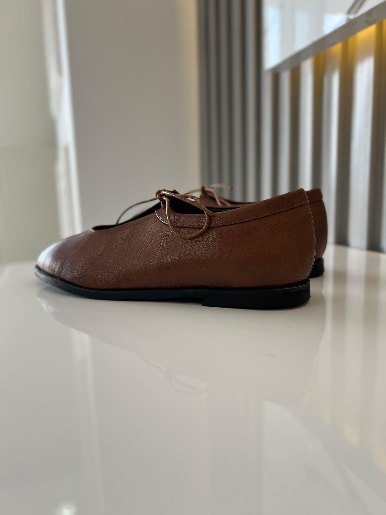 Taba  kadın ayakkabısı.ve bağcıklı ön detayı ile hem klasik hem de modern kombinlere uyum sağlar 