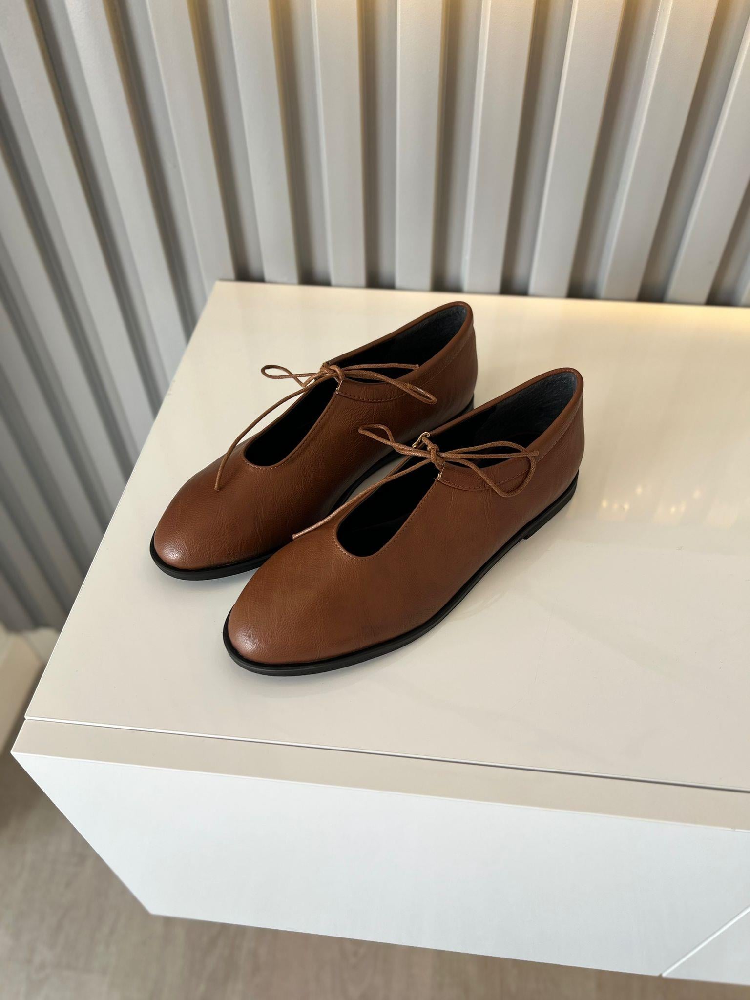 Taba  kadın ayakkabısı.ve bağcıklı ön detayı ile hem klasik hem de modern kombinlere uyum sağlar 