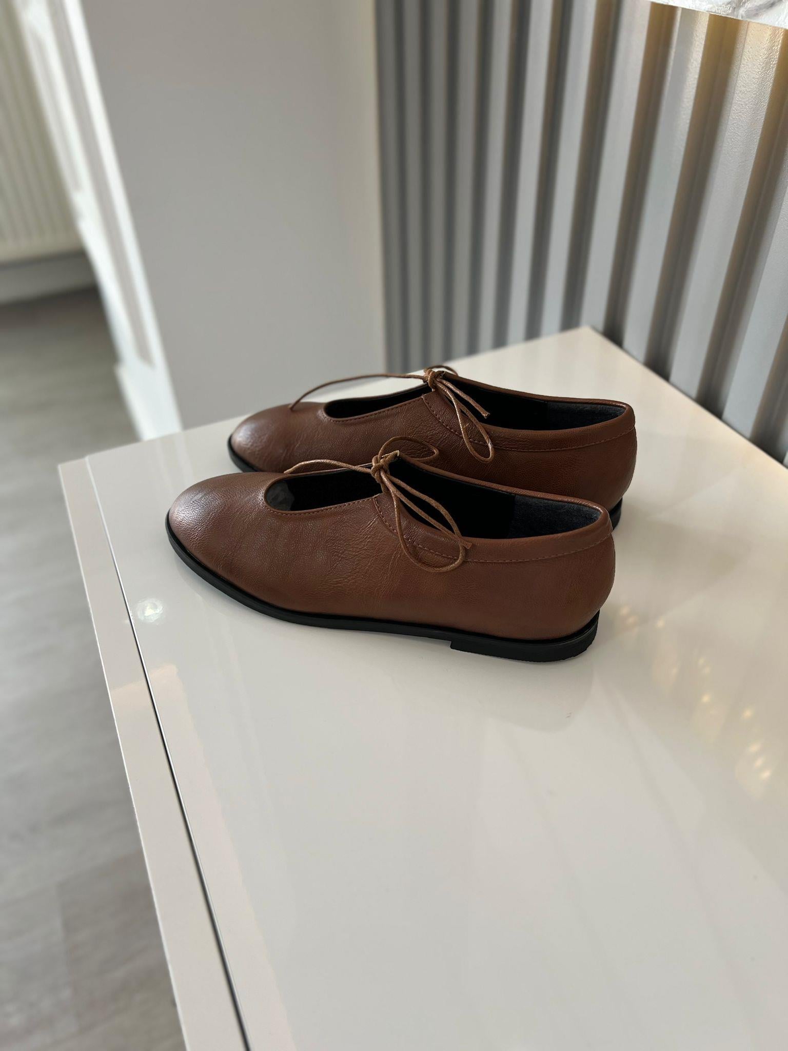 Taba  kadın ayakkabısı.ve bağcıklı ön detayı ile hem klasik hem de modern kombinlere uyum sağlar 