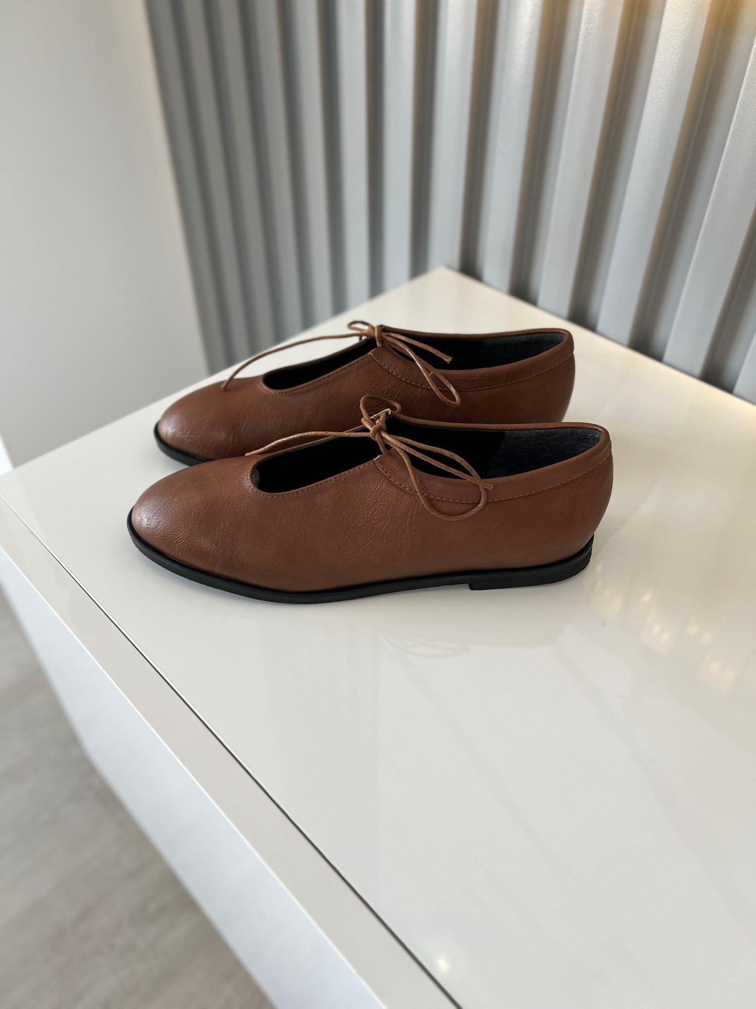 Taba  kadın ayakkabısı.ve bağcıklı ön detayı ile hem klasik hem de modern kombinlere uyum sağlar 