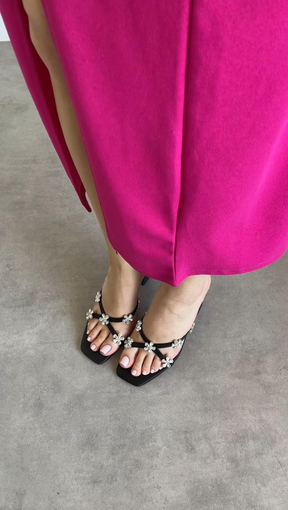 taş detaylarıyla süslenmiş .siyah çift bantlı , Zarif Topuklu sandalet – 7 cm Topuk Yüksekliğ