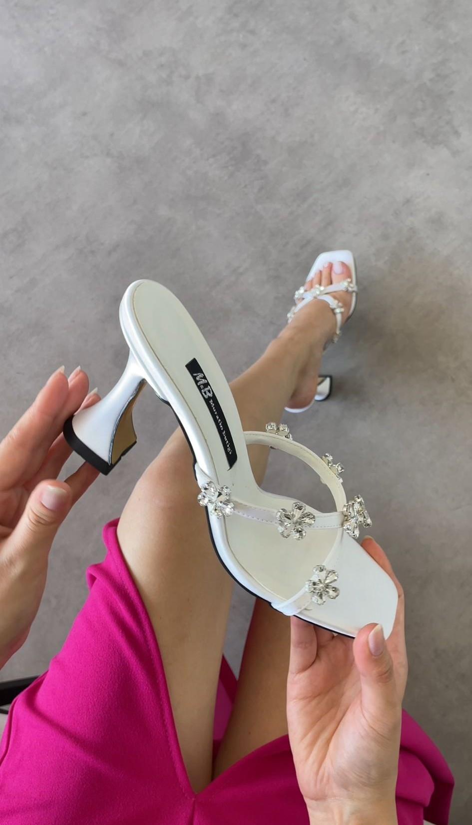 taş detaylarıyla süslenmiş .beyaz çift bantlı , Zarif Topuklu sandalet – 7 cm Topuk Yüksekliğ