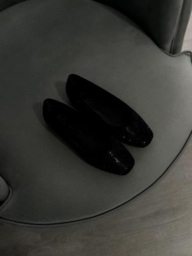  Siyah Renk Zarif taş detaylarıyla şıklığı ön plana çıkaran bu babet, gün boyu konfor sunar. Yumuşak iç tabanı ve tam kalıp yapısıyla rahat bir kullanım sağlar. Günlük ve özel kombinler için idealdir