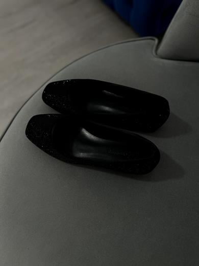  Siyah Renk Zarif taş detaylarıyla şıklığı ön plana çıkaran bu babet, gün boyu konfor sunar. Yumuşak iç tabanı ve tam kalıp yapısıyla rahat bir kullanım sağlar. Günlük ve özel kombinler için idealdir