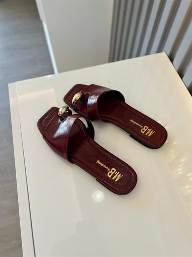 Aksesuar Detaylı BORDO Pencereli Kadın Terlik