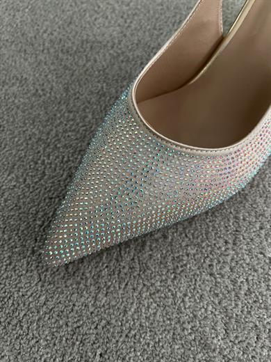 bej, 5 cm kalın topuklu, sivri burunlu ve arkası tokalı şık davet ayakkabısı