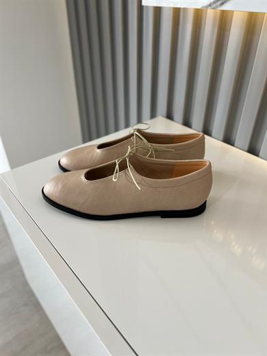 bej  kadın ayakkabısı.ve bağcıklı ön detayı ile hem klasik hem de modern kombinlere uyum sağlar 