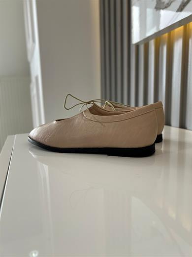 bej  kadın ayakkabısı.ve bağcıklı ön detayı ile hem klasik hem de modern kombinlere uyum sağlar 