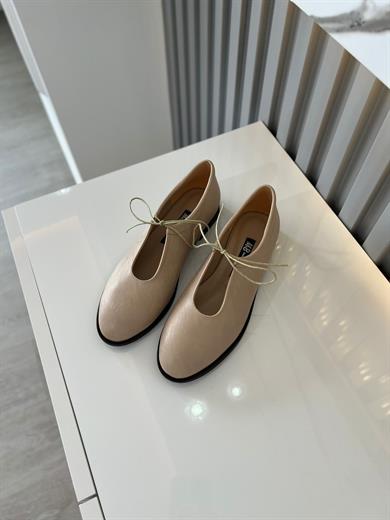 bej  kadın ayakkabısı.ve bağcıklı ön detayı ile hem klasik hem de modern kombinlere uyum sağlar 