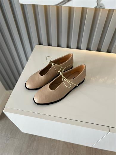 bej  kadın ayakkabısı.ve bağcıklı ön detayı ile hem klasik hem de modern kombinlere uyum sağlar 