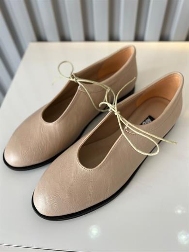 bej  kadın ayakkabısı.ve bağcıklı ön detayı ile hem klasik hem de modern kombinlere uyum sağlar 