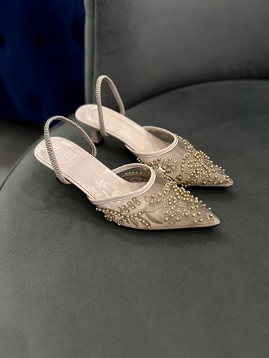 Bej Renk 5 cm topuklu stiletto, zarif taş detaylarıyla şık ve rahat bir kullanım sunar