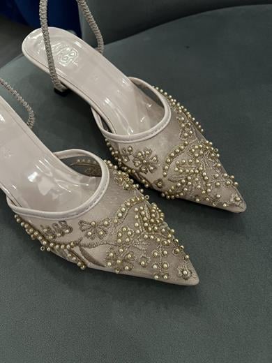 Bej Renk 5 cm topuklu stiletto, zarif taş detaylarıyla şık ve rahat bir kullanım sunar