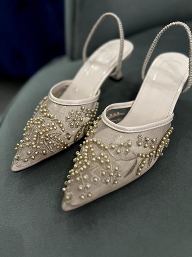 Bej Renk 5 cm topuklu stiletto, zarif taş detaylarıyla şık ve rahat bir kullanım sunar