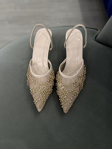 Bej Renk 5 cm topuklu stiletto, zarif taş detaylarıyla şık ve rahat bir kullanım sunar