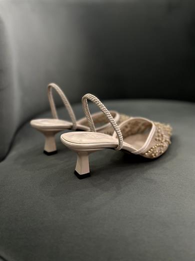 Bej Renk 5 cm topuklu stiletto, zarif taş detaylarıyla şık ve rahat bir kullanım sunar