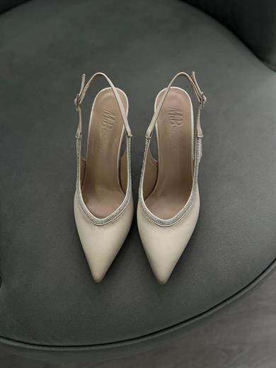 Bej renk, taş detaylı sivri burun kadın stiletto. 9 cm topuklu, arka bantlı şık tasarım