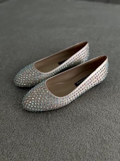 Bej Renk Zarif taş detaylarıyla şık ve rahat. Günlük ve özel günler için ideal. 36-43 numara arası mevcuttur