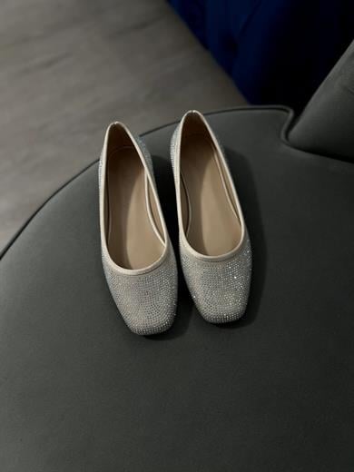 Bej Renk Zarif taş detaylarıyla şıklığı ön plana çıkaran bu babet, gün boyu konfor sunar. Yumuşak iç tabanı ve tam kalıp yapısıyla rahat bir kullanım sağlar. Günlük ve özel kombinler için idealdir