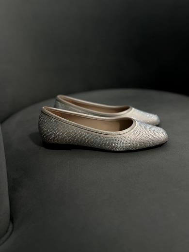 Bej Renk Zarif taş detaylarıyla şıklığı ön plana çıkaran bu babet, gün boyu konfor sunar. Yumuşak iç tabanı ve tam kalıp yapısıyla rahat bir kullanım sağlar. Günlük ve özel kombinler için idealdir