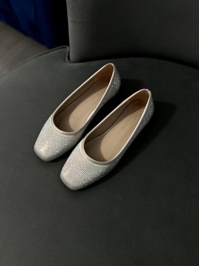 Bej Renk Zarif taş detaylarıyla şıklığı ön plana çıkaran bu babet, gün boyu konfor sunar. Yumuşak iç tabanı ve tam kalıp yapısıyla rahat bir kullanım sağlar. Günlük ve özel kombinler için idealdir