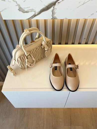 Bej Renk Zarif tasarımı ve konforlu yapısıyla her kombine uyum sağlayan şık babet ve  kombin  çanta 