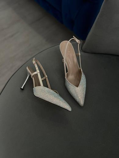 bej renk.zarif sivri burun tasarımı ve ışıltılı taş detaylarıyla özel günler için ideal, 9 cm topuklu şık ayakkabı.