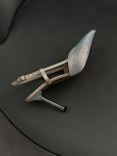 bej renk.zarif sivri burun tasarımı ve ışıltılı taş detaylarıyla özel günler için ideal, 9 cm topuklu şık ayakkabı.