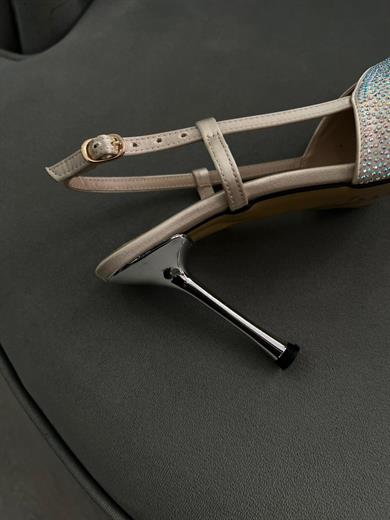 bej renk.zarif sivri burun tasarımı ve ışıltılı taş detaylarıyla özel günler için ideal, 9 cm topuklu şık ayakkabı.