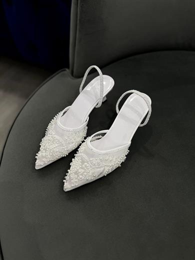 Beyaz Renk 5 cm topuklu stiletto, zarif taş detaylarıyla şık ve rahat bir kullanım sunar