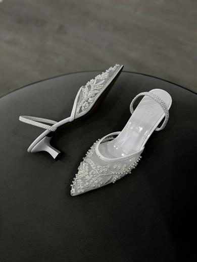 Beyaz Renk 5 cm topuklu stiletto, zarif taş detaylarıyla şık ve rahat bir kullanım sunar