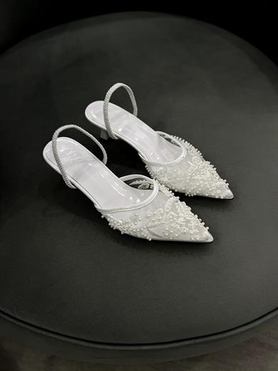 Beyaz Renk 5 cm topuklu stiletto, zarif taş detaylarıyla şık ve rahat bir kullanım sunar