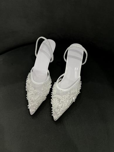 Beyaz Renk 5 cm topuklu stiletto, zarif taş detaylarıyla şık ve rahat bir kullanım sunar
