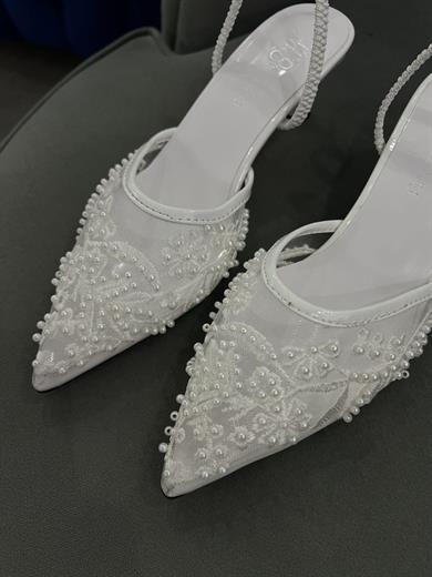 Beyaz Renk 5 cm topuklu stiletto, zarif taş detaylarıyla şık ve rahat bir kullanım sunar