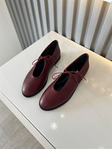 bordo  kadın ayakkabısı.ve bağcıklı ön detayı ile hem klasik hem de modern kombinlere uyum sağlar 