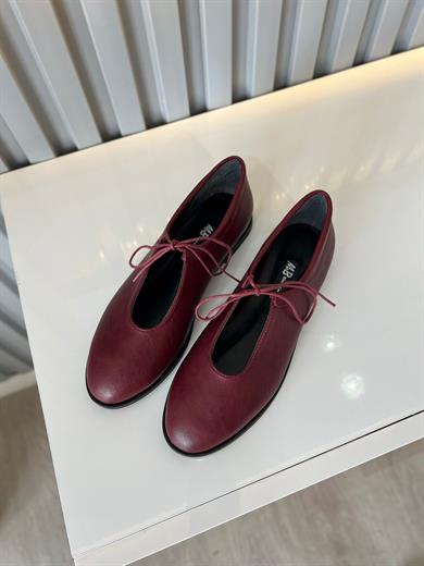 bordo  kadın ayakkabısı.ve bağcıklı ön detayı ile hem klasik hem de modern kombinlere uyum sağlar 