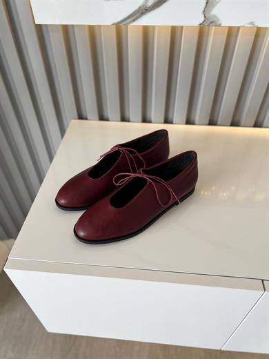 bordo  kadın ayakkabısı.ve bağcıklı ön detayı ile hem klasik hem de modern kombinlere uyum sağlar 