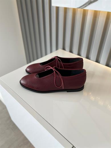 bordo  kadın ayakkabısı.ve bağcıklı ön detayı ile hem klasik hem de modern kombinlere uyum sağlar 